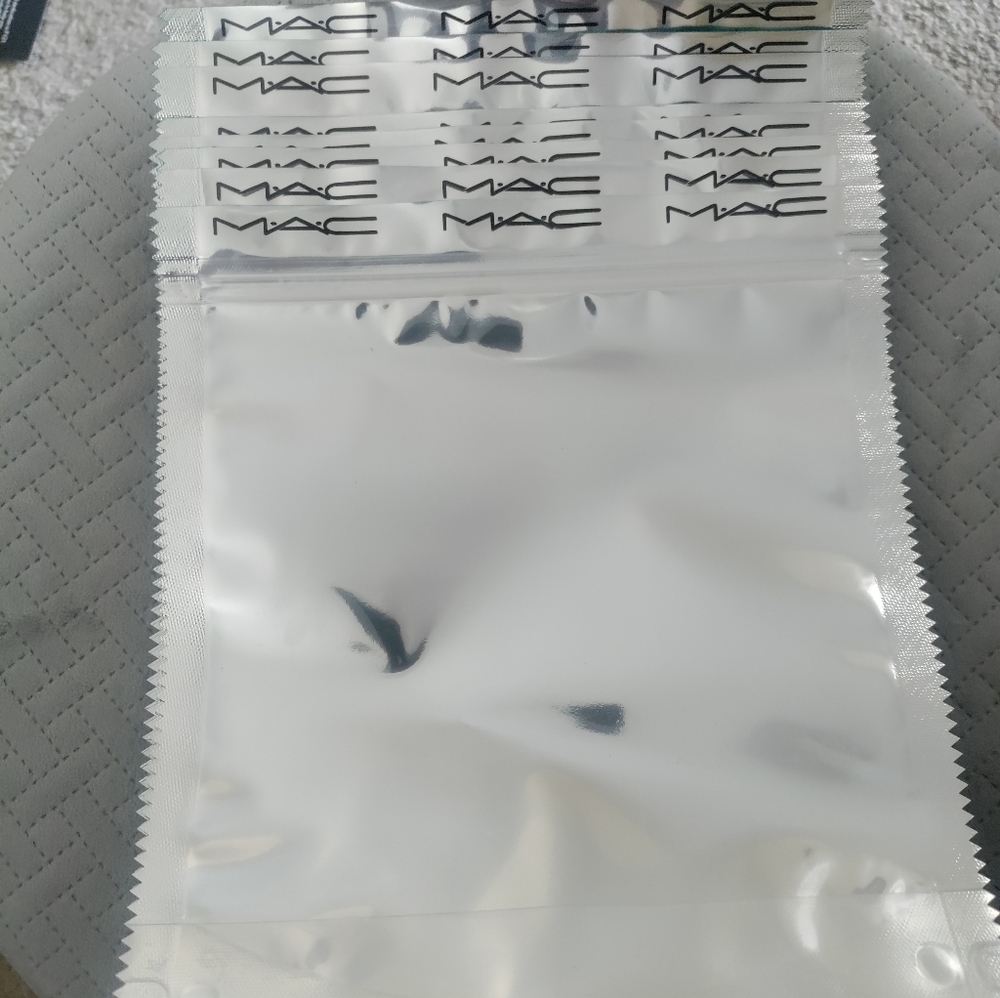 MAC COSMETICS ZIPLOCK HOLIDAY BAGS WITH GREEN FOIL BACK (8) BAGS